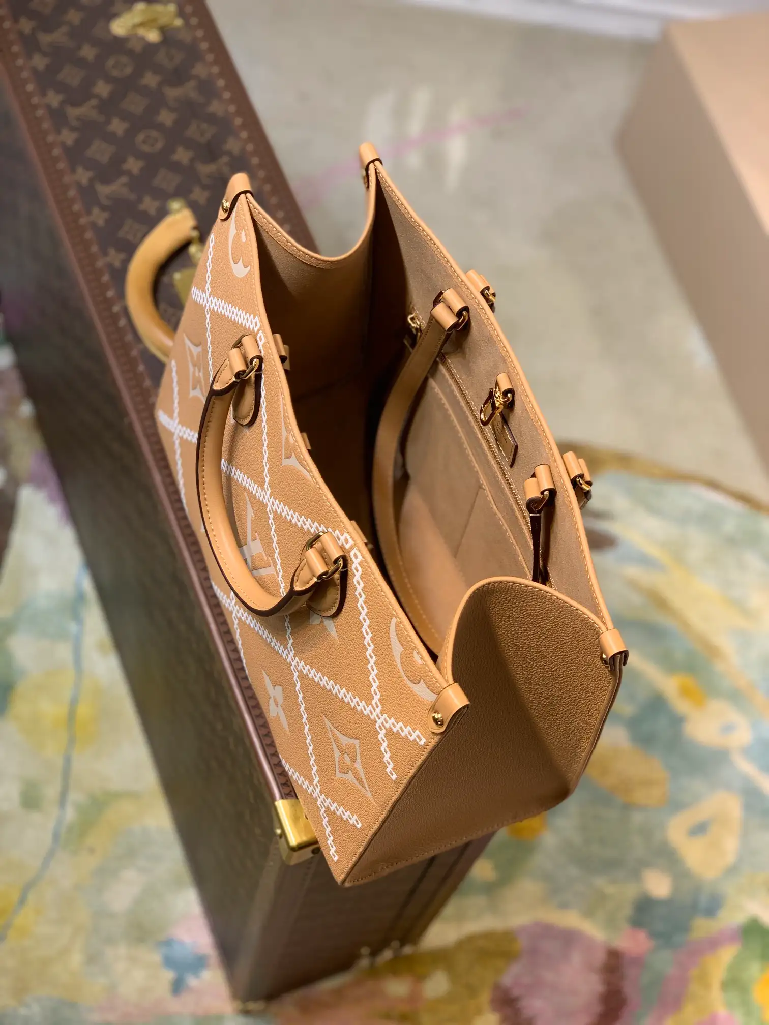 LOUIS VUITTON ONTHEGO MM EMBROIDERED GRAINED COWHIDE LEATHER ARIZONA BROWN M46015_4 LOUIS VUITTON ONTHEGO MM EMBROIDERED GRAINED COWHIDE LEATHER ARIZONA BROWN M46015 4