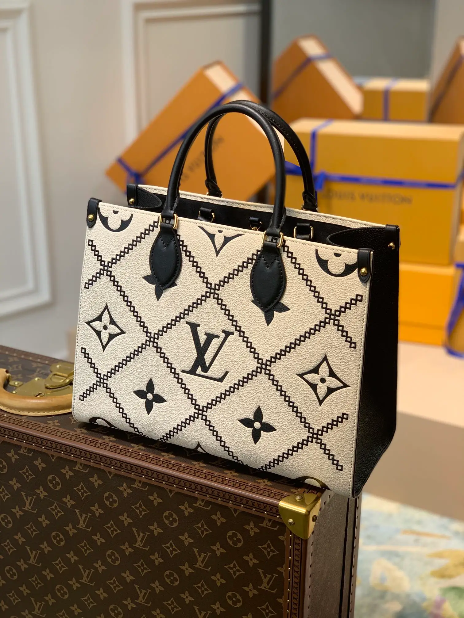 LOUIS VUITTON ONTHEGO MM EMBROIDERED GRAINED COWHIDE LEATHER CREME M46016_1 LOUIS VUITTON ONTHEGO MM EMBROIDERED GRAINED COWHIDE LEATHER CREME M46016 1