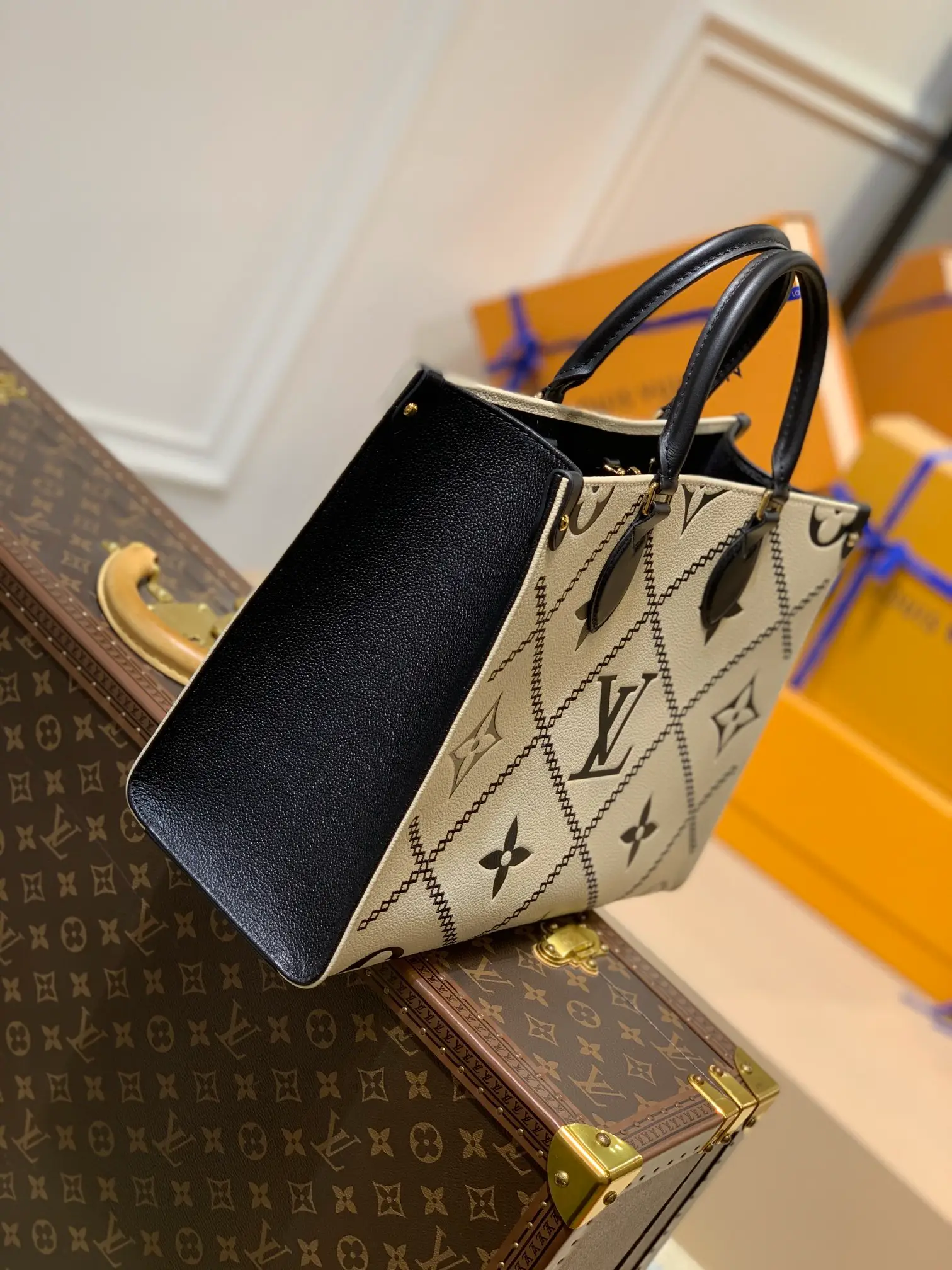 LOUIS VUITTON ONTHEGO MM EMBROIDERED GRAINED COWHIDE LEATHER CREME M46016_2 LOUIS VUITTON ONTHEGO MM EMBROIDERED GRAINED COWHIDE LEATHER CREME M46016 2