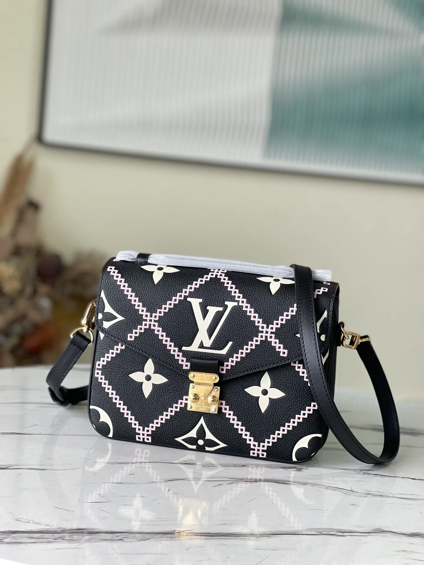 LOUIS VUITTON POCHETTE MÉTIS GRAINED COWHIDE LEATHER HANDBAG BLACK M46028_1 LOUIS VUITTON POCHETTE METIS GRAINED COWHIDE LEATHER HANDBAG BLACK M46028 1