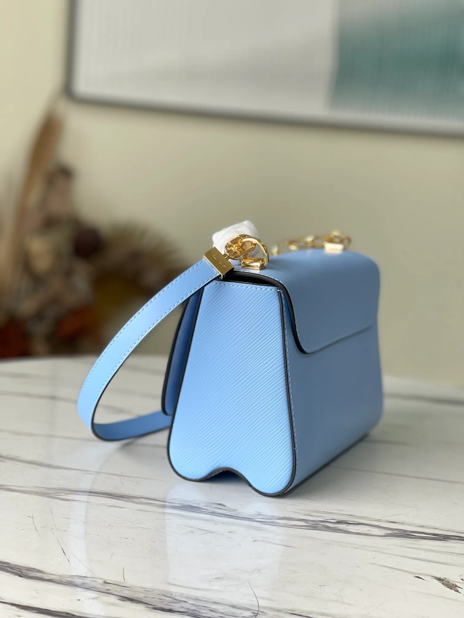 LOUIS VUITTON TWIST MM HANDBAG EPI GRAINED LEATHER QUARTZ BLEU NUAGE BLUE M59627_2 LOUIS VUITTON TWIST MM HANDBAG EPI GRAINED LEATHER QUARTZ BLEU NUAGE BLUE M59627 2