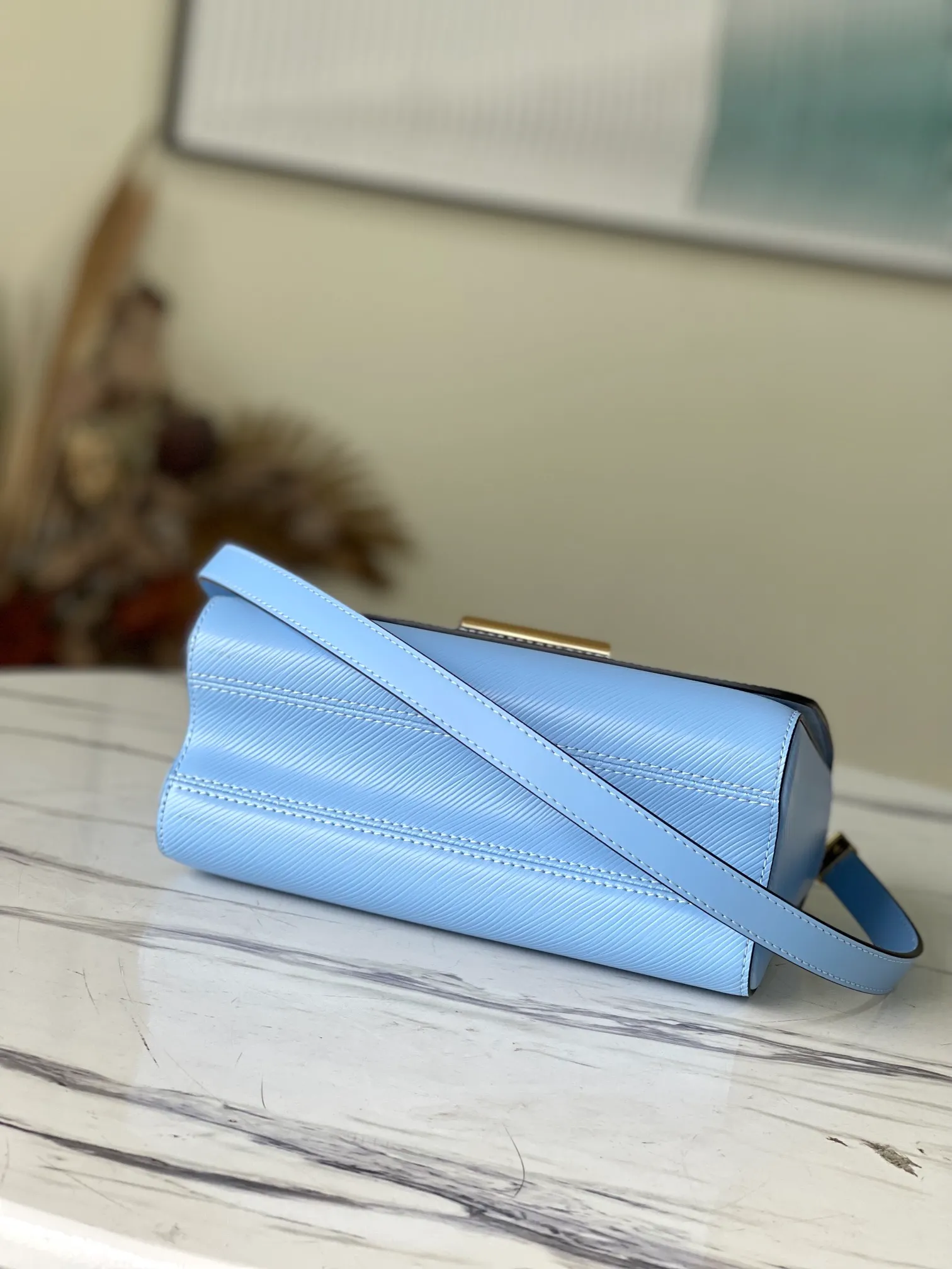 LOUIS VUITTON TWIST MM HANDBAG EPI GRAINED LEATHER QUARTZ BLEU NUAGE BLUE M59627_4 LOUIS VUITTON TWIST MM HANDBAG EPI GRAINED LEATHER QUARTZ BLEU NUAGE BLUE M59627 4