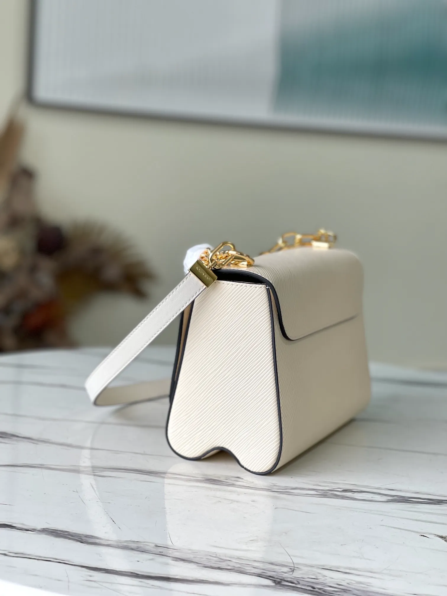 LOUIS VUITTON TWIST MM HANDBAG EPI GRAINED LEATHER QUARTZ WHITE M59403_2 LOUIS VUITTON TWIST MM HANDBAG EPI GRAINED LEATHER QUARTZ WHITE M59403 2