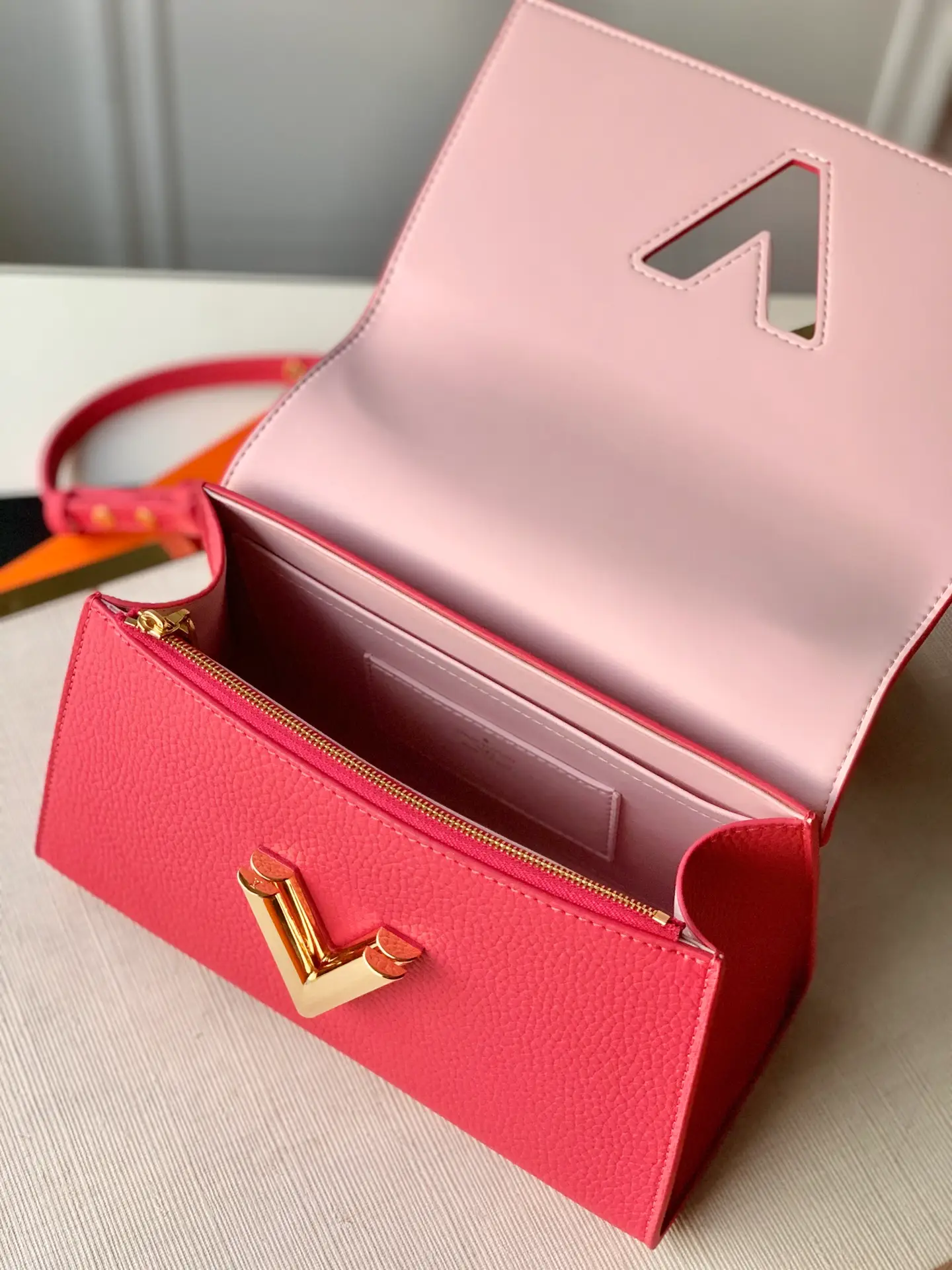 LOUIS VUITTON TWIST ONE HANDLE BB HANDBAG TAURILLON LEATHER PINK M59285_5 LOUIS VUITTON TWIST ONE HANDLE BB HANDBAG TAURILLON LEATHER PINK M59285 5