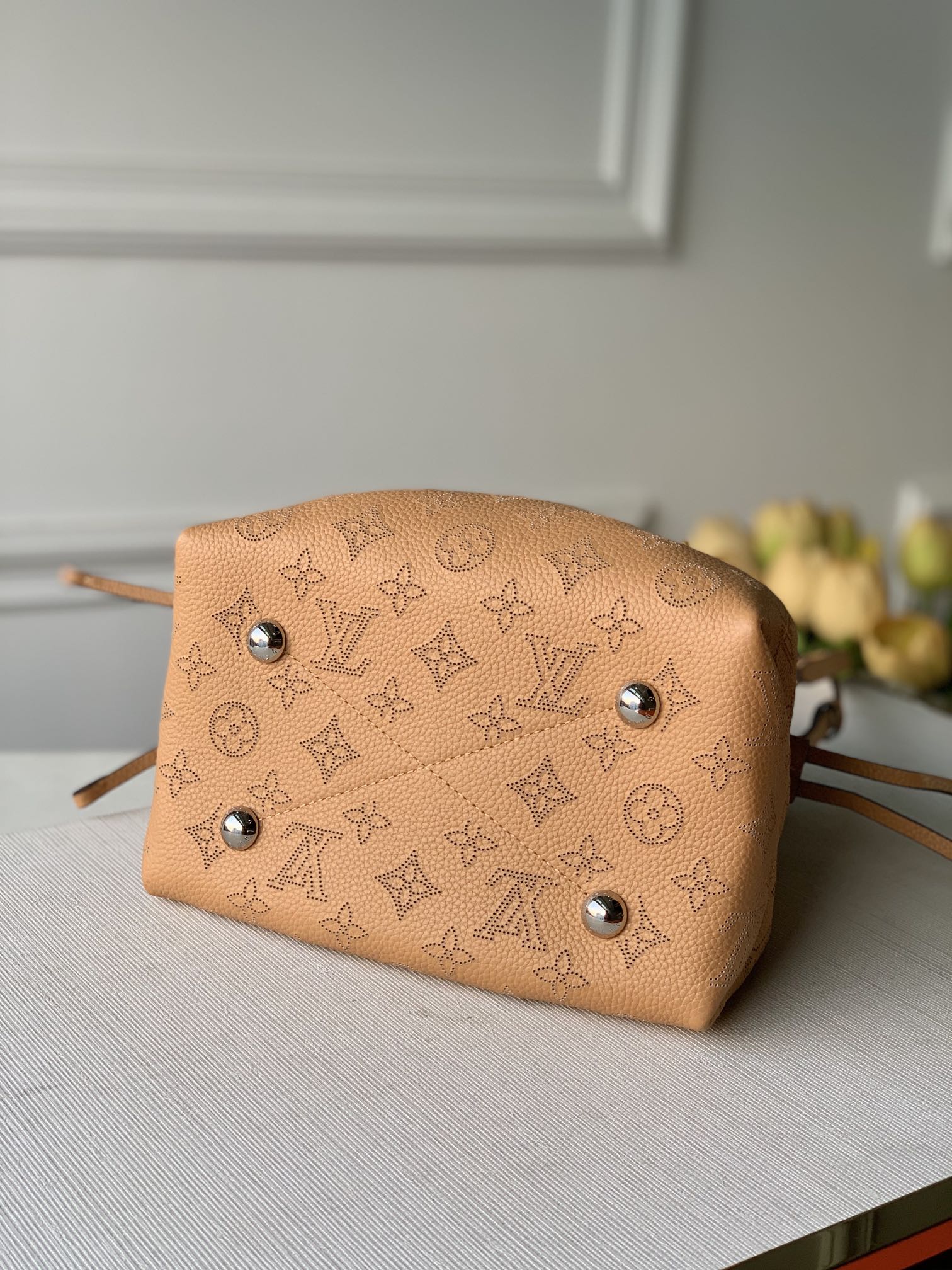 louis-vuitton-bella-mahina-leather-handbags-M59369_5 louis vuitton bella mahina leather handbags M59369 5