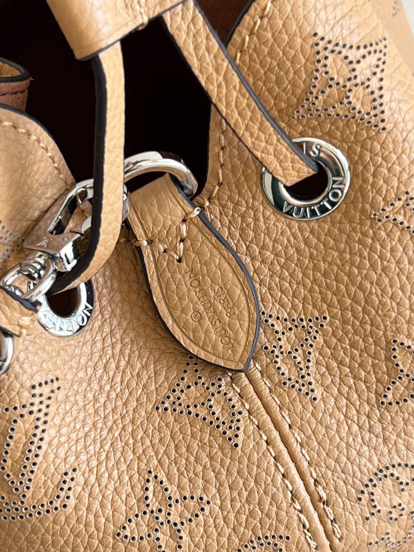 louis-vuitton-bella-mahina-leather-handbags-M59369_6 louis vuitton bella mahina leather handbags M59369 6