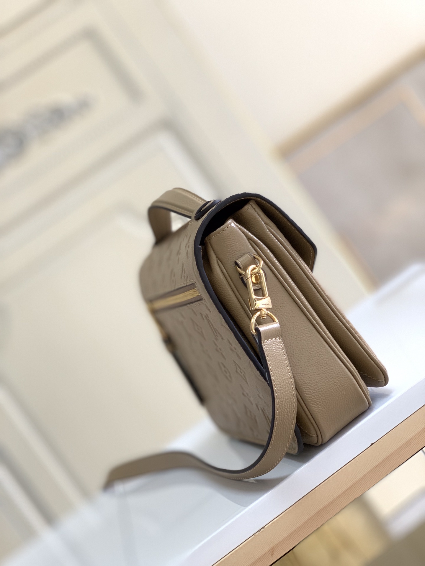 louis-vuitton-pochette-métis-monogram-empreinte-leather-handbags-M44881_2 louis vuitton pochette metis monogram empreinte leather handbags M44881 2