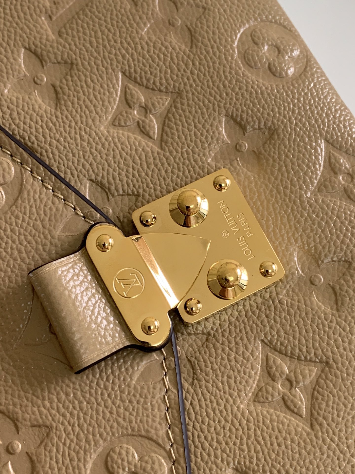 louis-vuitton-pochette-métis-monogram-empreinte-leather-handbags-M44881_6 louis vuitton pochette metis monogram empreinte leather handbags M44881 6