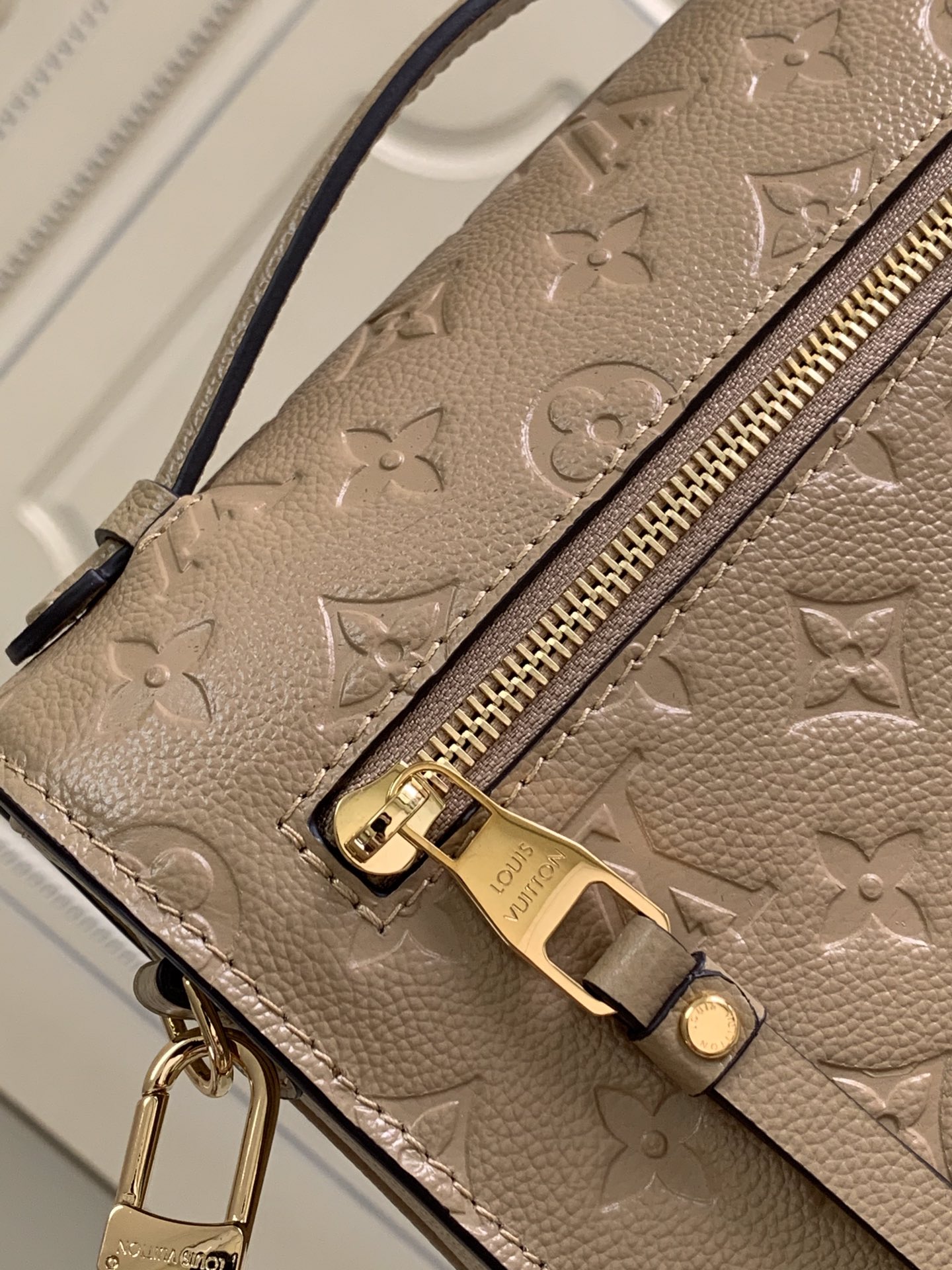 louis-vuitton-pochette-métis-monogram-empreinte-leather-handbags-M44881_7 louis vuitton pochette metis monogram empreinte leather handbags M44881 7