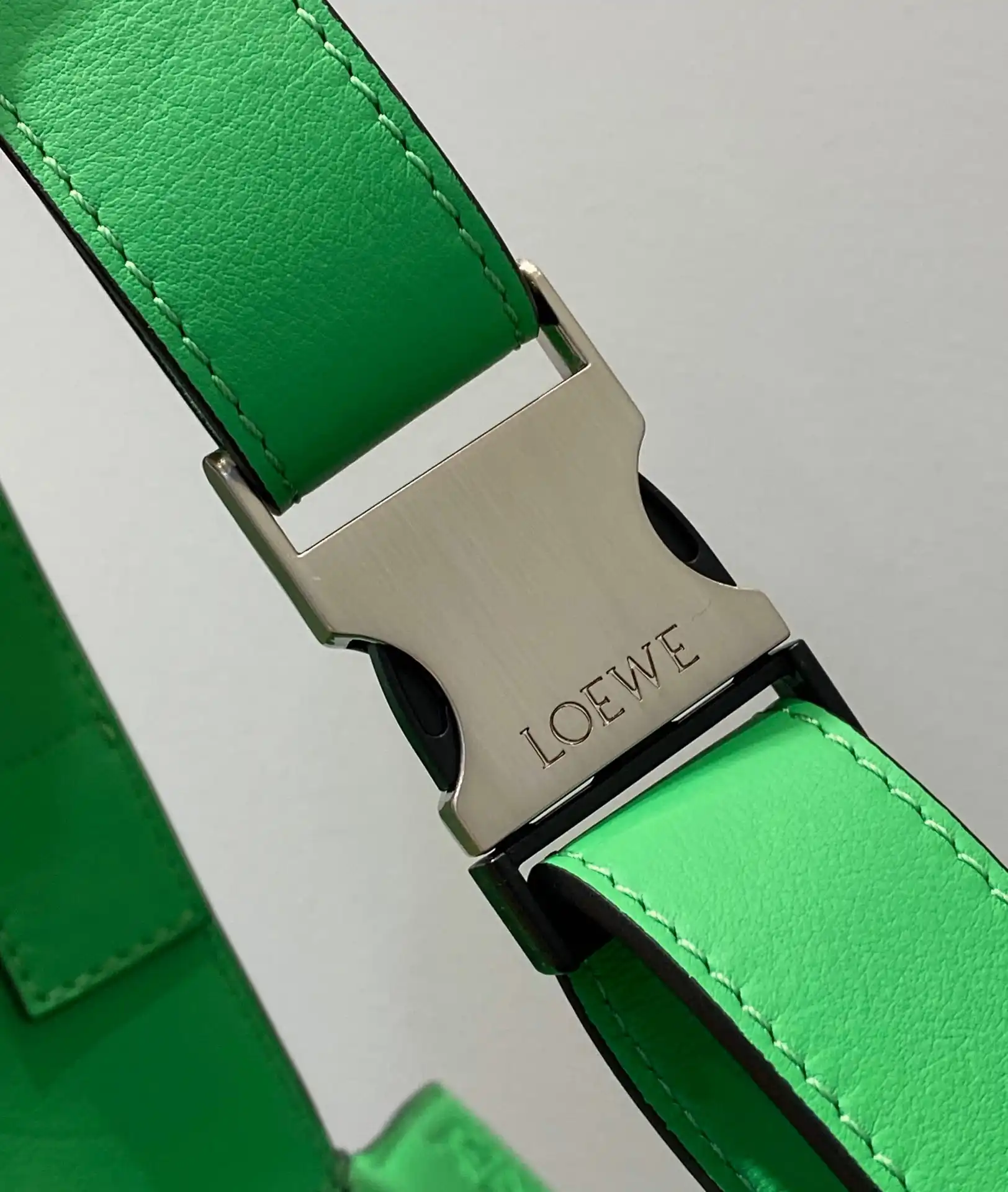 LOEWE-MINI-PUZZLE-BUMBAG-CLASSIC-CALFSKIN-APPLE-GREEN-B510U89X02-4240_5 LOEWE MINI PUZZLE BUMBAG CLASSIC CALFSKIN APPLE GREEN B510U89X02 4240 5