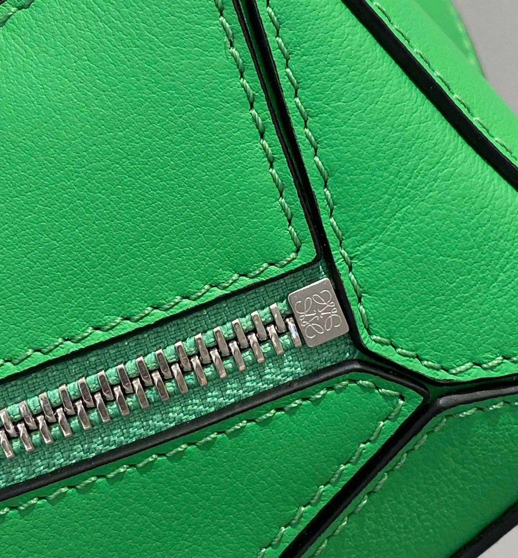 LOEWE-MINI-PUZZLE-BUMBAG-CLASSIC-CALFSKIN-APPLE-GREEN-B510U89X02-4240_6 LOEWE MINI PUZZLE BUMBAG CLASSIC CALFSKIN APPLE GREEN B510U89X02 4240 6