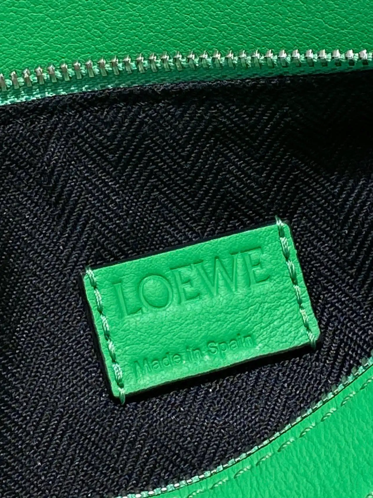LOEWE-MINI-PUZZLE-BUMBAG-CLASSIC-CALFSKIN-APPLE-GREEN-B510U89X02-4240_7 LOEWE MINI PUZZLE BUMBAG CLASSIC CALFSKIN APPLE GREEN B510U89X02 4240 7