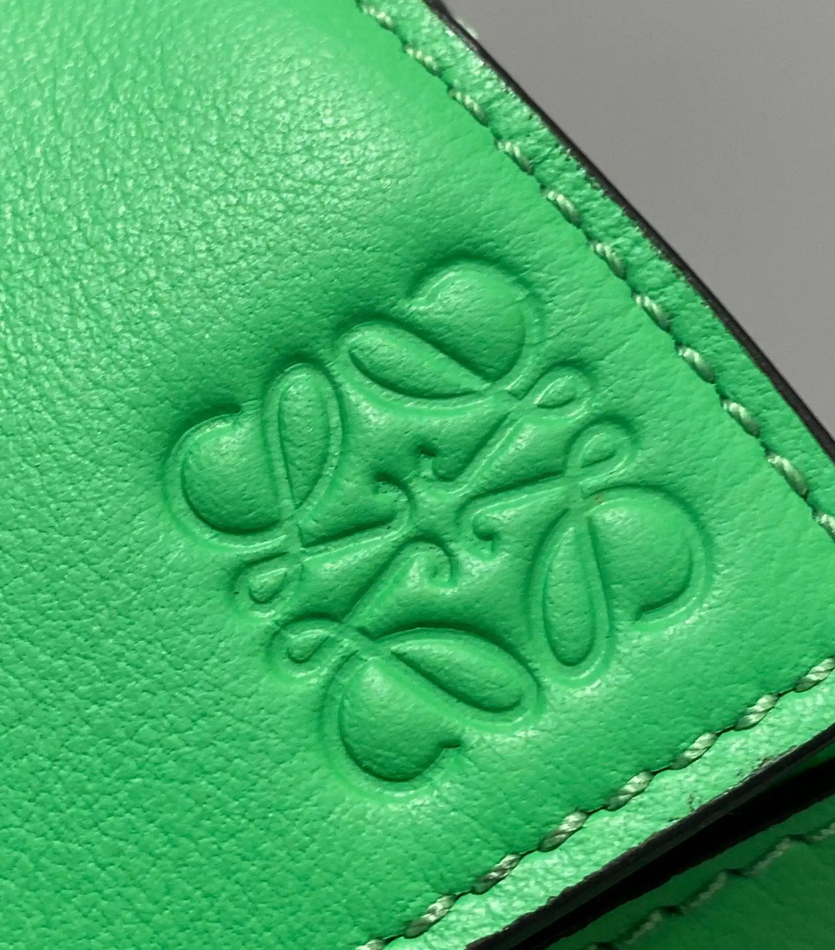 LOEWE-MINI-PUZZLE-BUMBAG-CLASSIC-CALFSKIN-APPLE-GREEN-B510U89X02-4240_8 LOEWE MINI PUZZLE BUMBAG CLASSIC CALFSKIN APPLE GREEN B510U89X02 4240 8