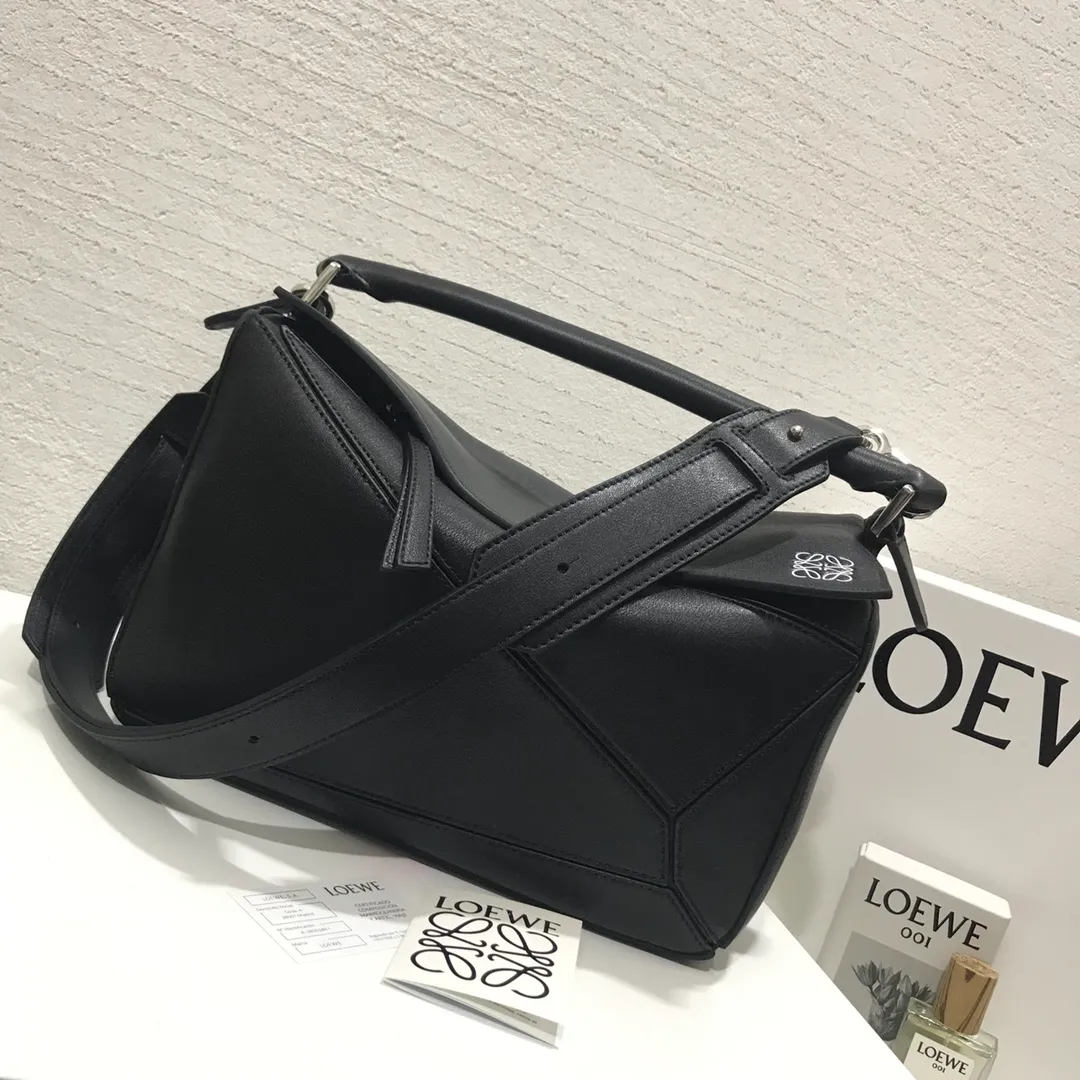 LOEWE-PUZZLE-BAG-IN-CLASSIC-CALFSKIN-BLACK-322.30.S20-1100_4 LOEWE PUZZLE BAG IN CLASSIC CALFSKIN BLACK 322.30.S20 1100 4