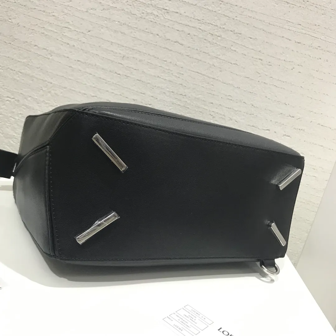 LOEWE-PUZZLE-BAG-IN-CLASSIC-CALFSKIN-BLACK-322.30.S20-1100_6 LOEWE PUZZLE BAG IN CLASSIC CALFSKIN BLACK 322.30.S20 1100 6