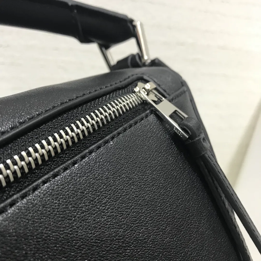 LOEWE-PUZZLE-BAG-IN-CLASSIC-CALFSKIN-BLACK-322.30.S20-1100_7 LOEWE PUZZLE BAG IN CLASSIC CALFSKIN BLACK 322.30.S20 1100 7