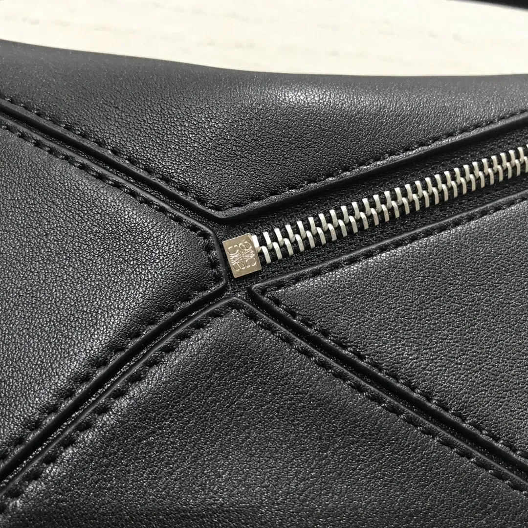 LOEWE-PUZZLE-BAG-IN-CLASSIC-CALFSKIN-BLACK-322.30.S20-1100_8 LOEWE PUZZLE BAG IN CLASSIC CALFSKIN BLACK 322.30.S20 1100 8