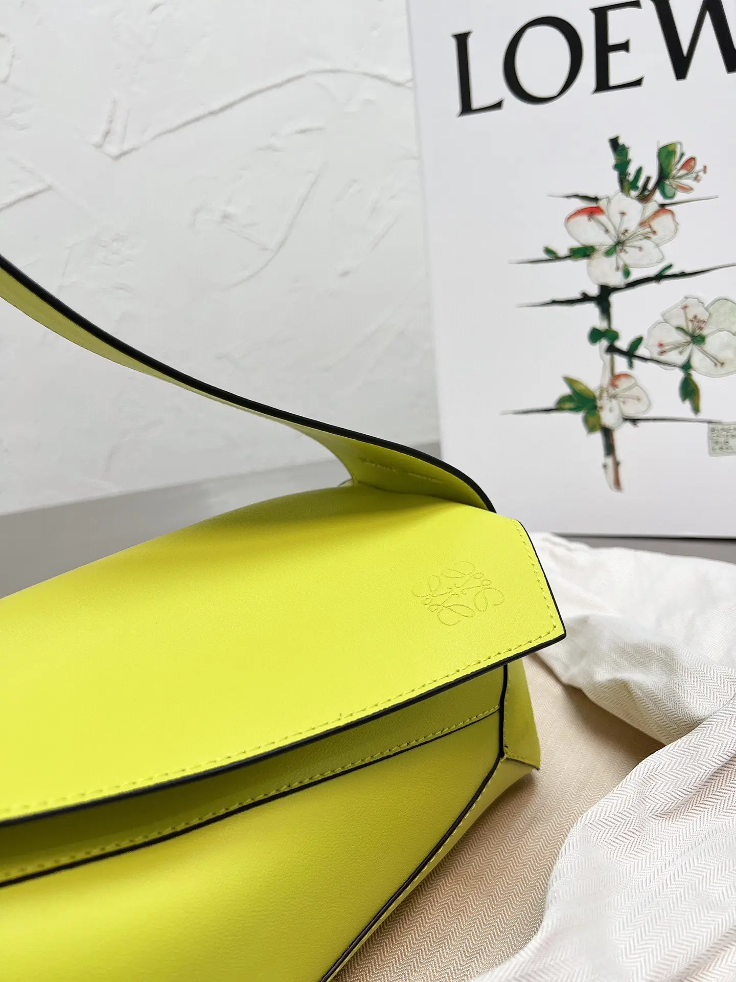 LOEWE-PUZZLE-HOBO-BAG-IN-NAPPA-CALFSKIN-LIME-YELLOW-A510J67X01-4801_8 LOEWE PUZZLE HOBO BAG IN NAPPA CALFSKIN LIME YELLOW A510J67X01 4801 8