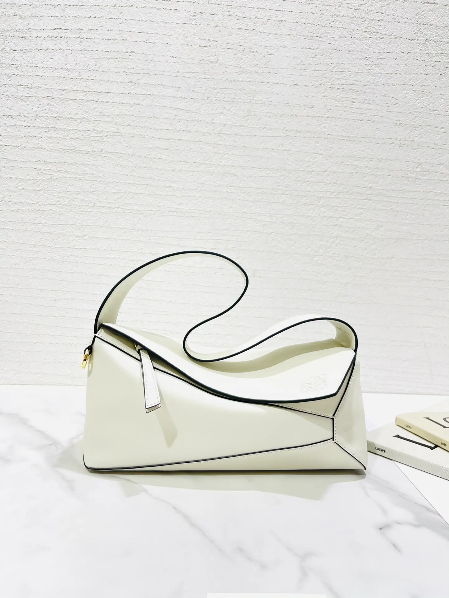 LOEWE-PUZZLE-HOBO-BAG-IN-NAPPA-CALFSKIN-SOFT-WHITE-A510J67X01-1950_2 LOEWE PUZZLE HOBO BAG IN NAPPA CALFSKIN SOFT WHITE A510J67X01 1950 2