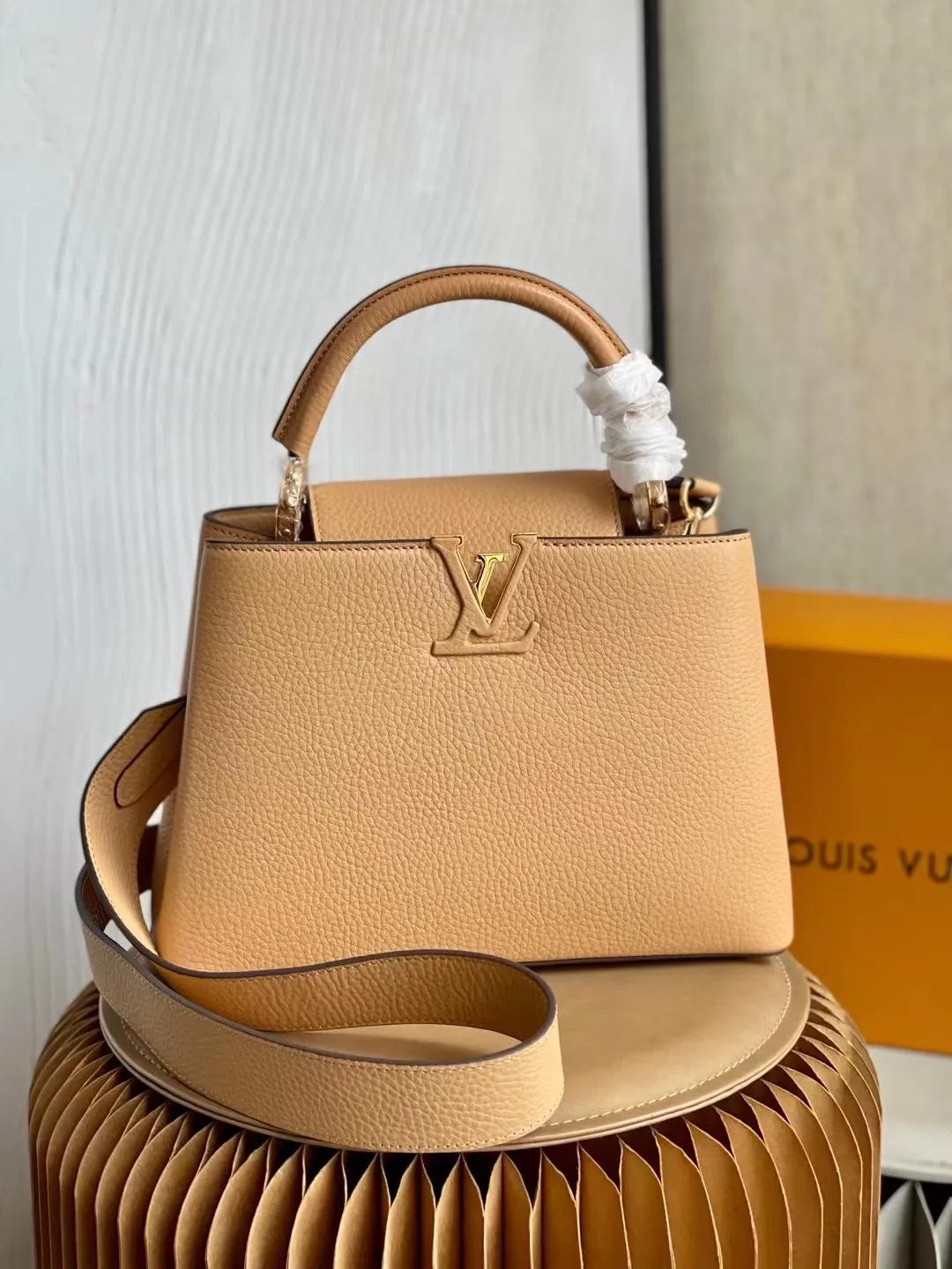 LOUIS VUITTON CAPUCINES MM HANDBAG TAURILLON LEATHER ARIZONA M59227_1 LOUIS VUITTON CAPUCINES MM HANDBAG TAURILLON LEATHER ARIZONA M59227 1