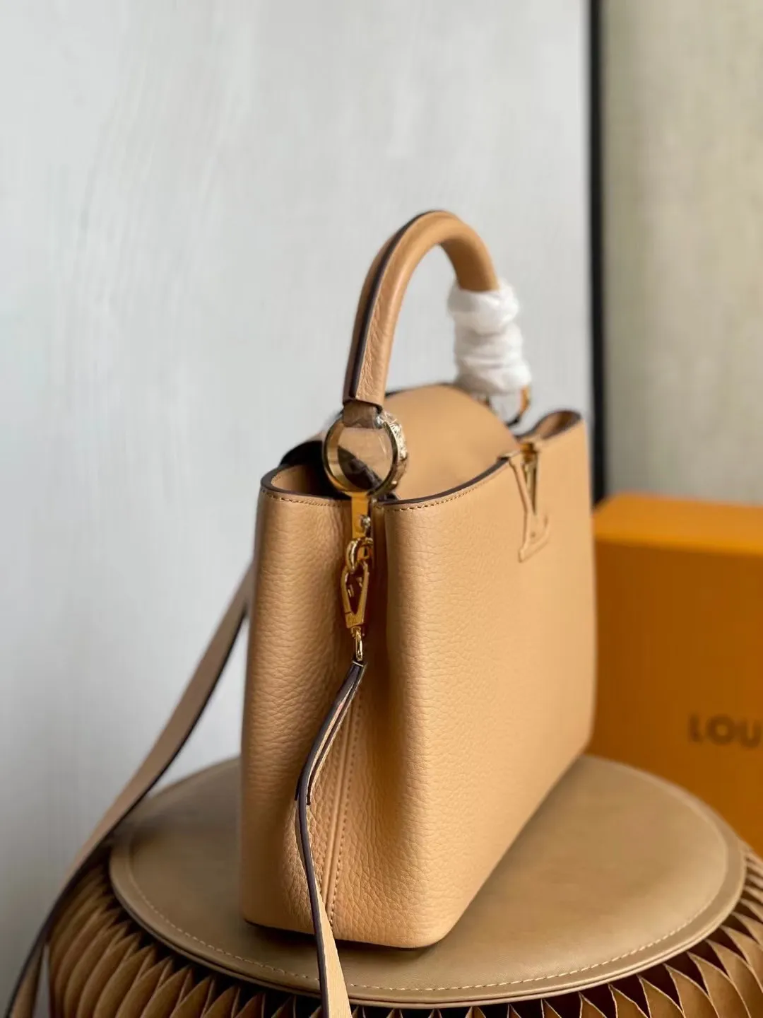 LOUIS VUITTON CAPUCINES MM HANDBAG TAURILLON LEATHER ARIZONA M59227_2 LOUIS VUITTON CAPUCINES MM HANDBAG TAURILLON LEATHER ARIZONA M59227 2