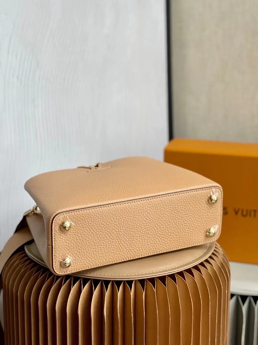 LOUIS VUITTON CAPUCINES MM HANDBAG TAURILLON LEATHER ARIZONA M59227_4 LOUIS VUITTON CAPUCINES MM HANDBAG TAURILLON LEATHER ARIZONA M59227 4