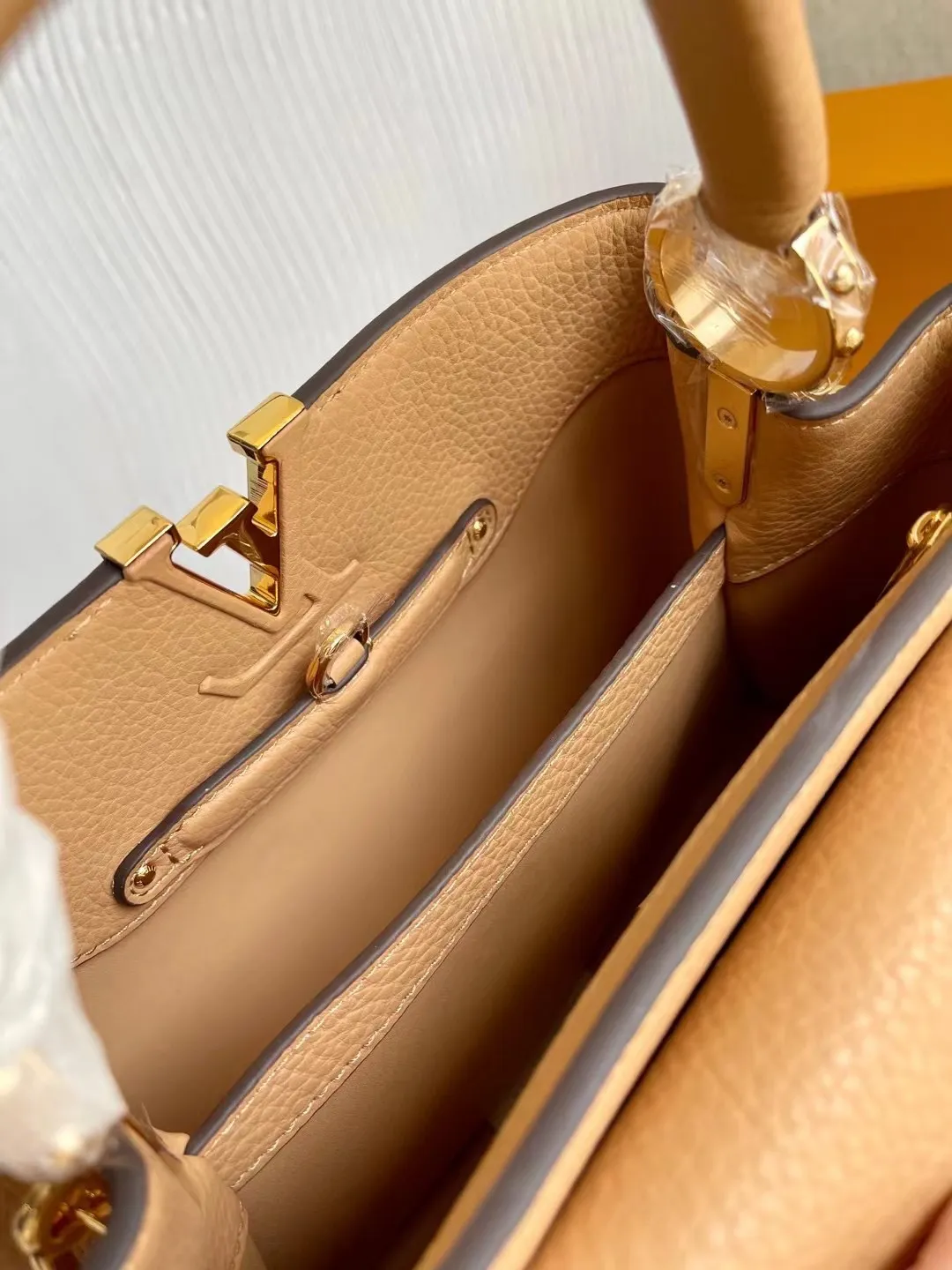 LOUIS VUITTON CAPUCINES MM HANDBAG TAURILLON LEATHER ARIZONA M59227_8 LOUIS VUITTON CAPUCINES MM HANDBAG TAURILLON LEATHER ARIZONA M59227 8