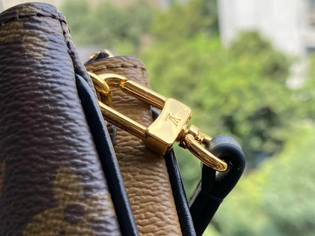 LOUIS VUITTON DOUBLE ZIP POCHETTE BAG MONOGRAM GIANT REVERSE CANVAS M69203_5 LOUIS VUITTON DOUBLE ZIP POCHETTE BAG MONOGRAM GIANT REVERSE CANVAS M69203 5