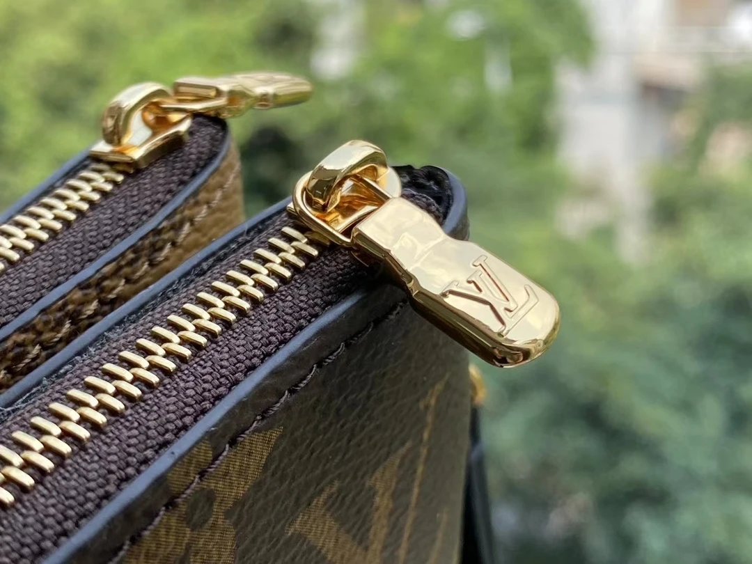 LOUIS VUITTON DOUBLE ZIP POCHETTE BAG MONOGRAM GIANT REVERSE CANVAS M69203_8 LOUIS VUITTON DOUBLE ZIP POCHETTE BAG MONOGRAM GIANT REVERSE CANVAS M69203 8