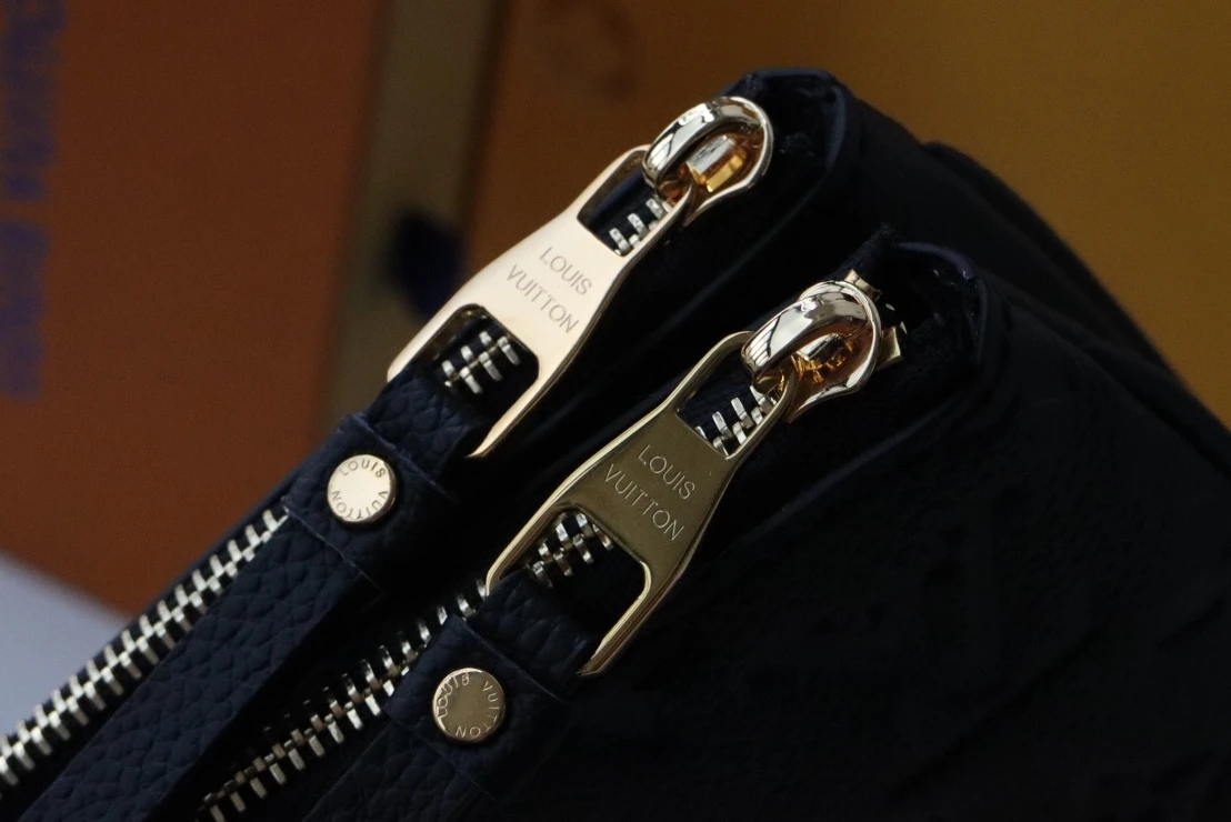 LOUIS VUITTON DOUBLE ZIP POCHETTE BAG SUPPLE GRAINED COWHIDE LEATHER BLACK M68568_4 LOUIS VUITTON DOUBLE ZIP POCHETTE BAG SUPPLE GRAINED COWHIDE LEATHER BLACK M68568 4