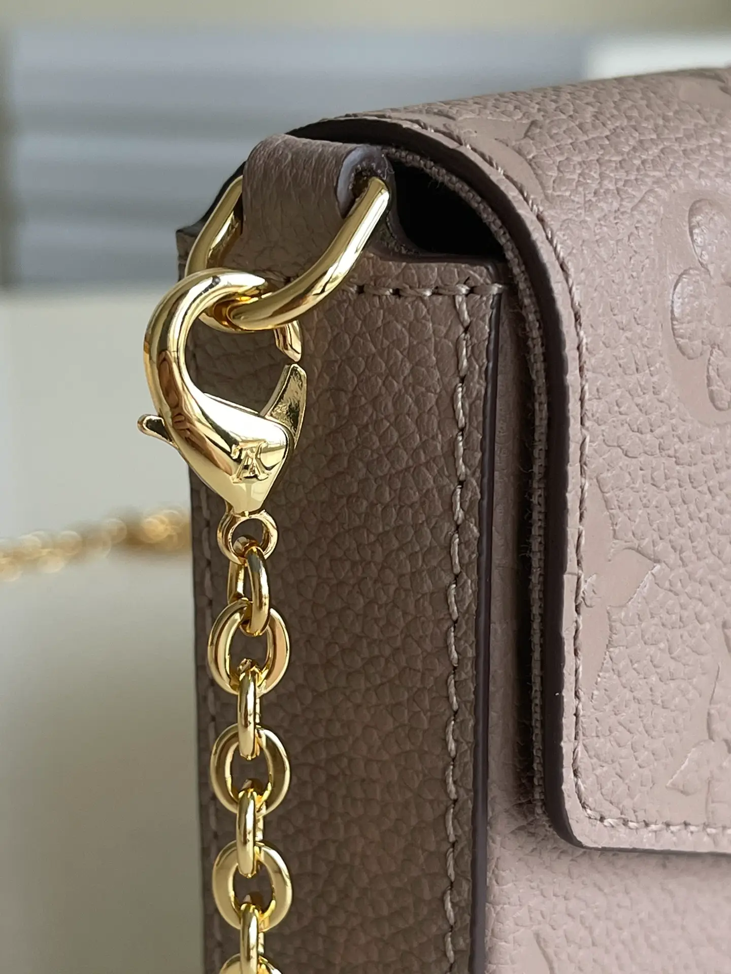 LOUIS VUITTON FÉLICIE POCHETTE BAG SUPPLE GRAINED COWHIDE LEATHER BEIGE M68697_7 LOUIS VUITTON FELICIE POCHETTE BAG SUPPLE GRAINED COWHIDE LEATHER BEIGE M68697 7