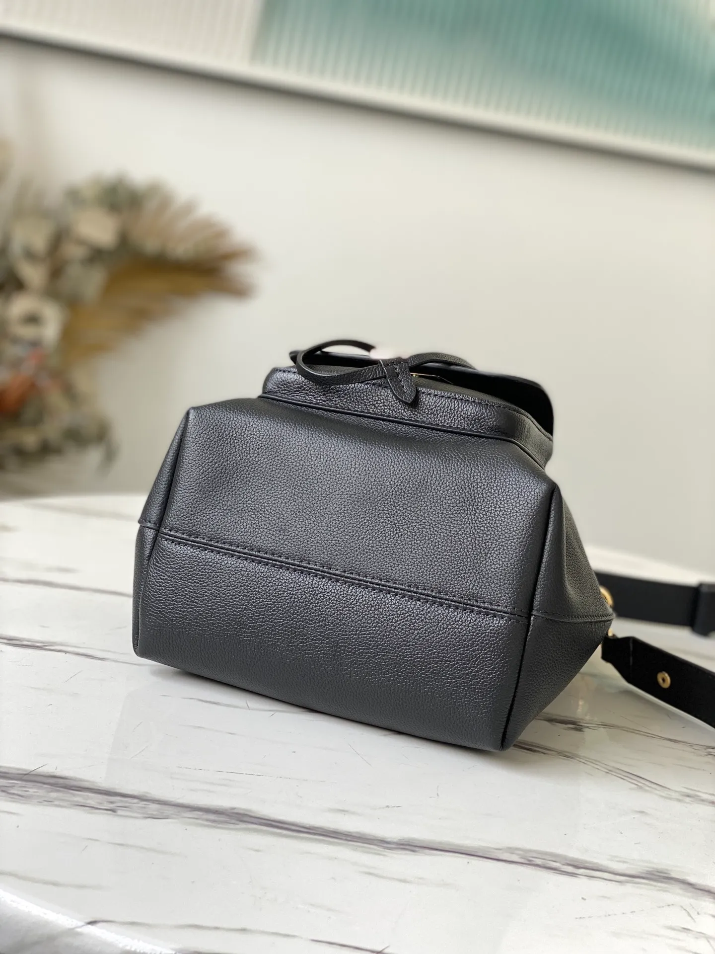 LOUIS VUITTON LOCKME BUCKET GRAINED CALF LEATHER BLACK M57687_4 LOUIS VUITTON LOCKME BUCKET GRAINED CALF LEATHER BLACK M57687 4