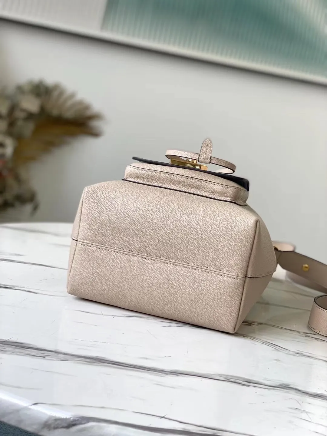 LOUIS VUITTON LOCKME BUCKET GRAINED CALF LEATHER GREIGE M57688_4 LOUIS VUITTON LOCKME BUCKET GRAINED CALF LEATHER GREIGE M57688 4