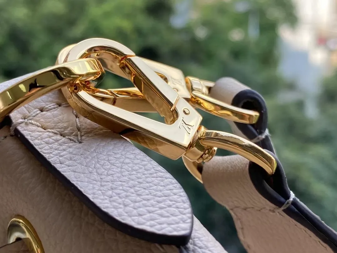 LOUIS VUITTON LOCKME BUCKET GRAINED CALF LEATHER GREIGE M57688_7 LOUIS VUITTON LOCKME BUCKET GRAINED CALF LEATHER GREIGE M57688 7