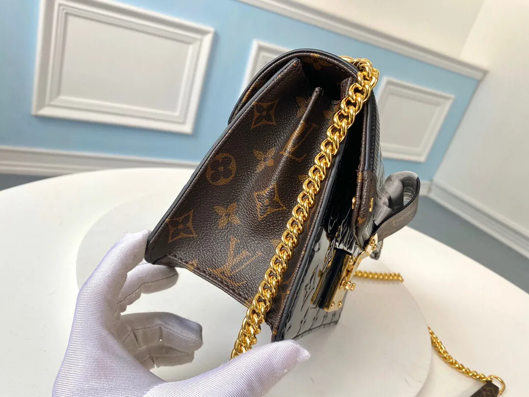 LOUIS VUITTON LV WYNWOOD CHAIN BAG MONOGRAM VERNIS COWHIDE BLACK M90516_2 LOUIS VUITTON LV WYNWOOD CHAIN BAG MONOGRAM VERNIS COWHIDE BLACK M90516 2